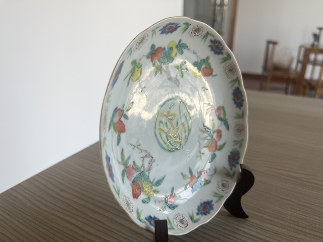 古玩陶瓷粉彩折枝花果紋花口盤真品鑒賞圖