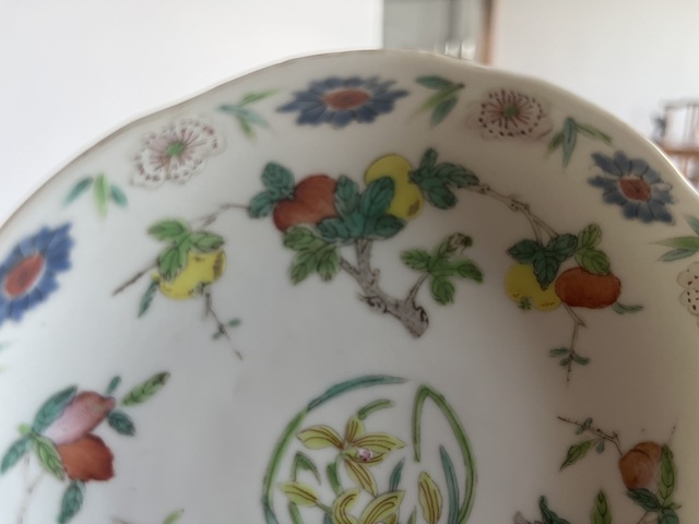 古玩陶瓷粉彩折枝花果紋花口盤真品鑒賞圖
