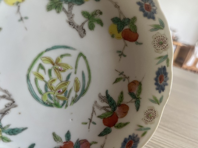 古玩陶瓷粉彩折枝花果紋花口盤真品鑒賞圖