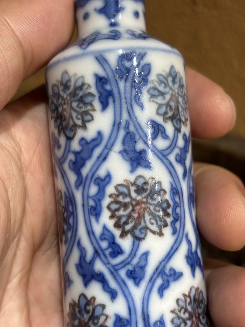 古玩陶瓷青花釉里紅花卉紋鼻煙壺，疑似復窯真品鑒賞圖