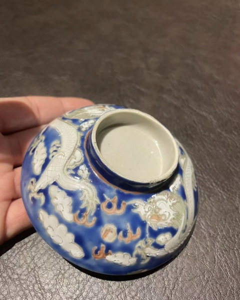 古玩陶瓷藍地粉彩龍紋蓋杯真品鑒賞圖