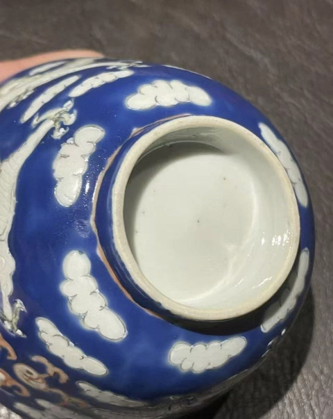古玩陶瓷藍地粉彩龍紋蓋杯真品鑒賞圖