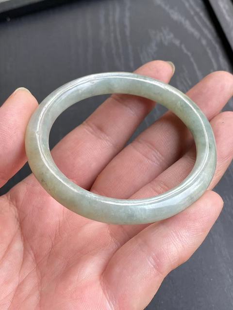 古玩玉器清代淺黃翡飄藍(lán)花天然翡翠手鐲拍賣,當(dāng)前價(jià)格11000元