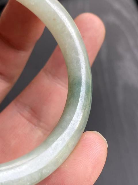 古玩玉器清代淺黃翡飄藍(lán)花天然翡翠手鐲拍賣,當(dāng)前價(jià)格11000元