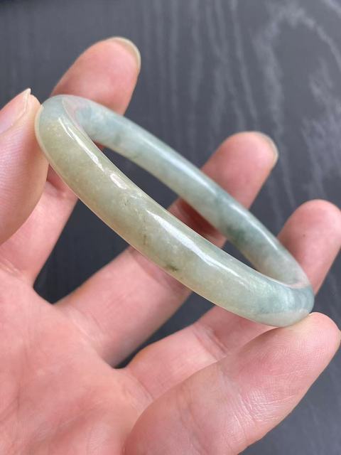 古玩玉器清代淺黃翡飄藍(lán)花天然翡翠手鐲拍賣,當(dāng)前價(jià)格11000元