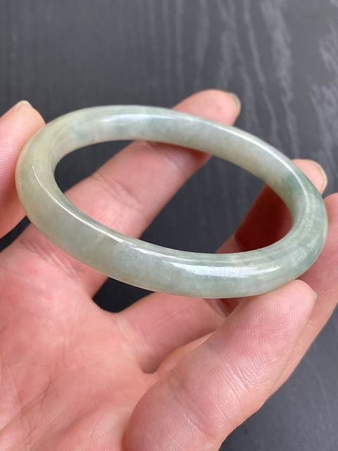 古玩玉器清代淺黃翡飄藍(lán)花天然翡翠手鐲拍賣,當(dāng)前價(jià)格11000元