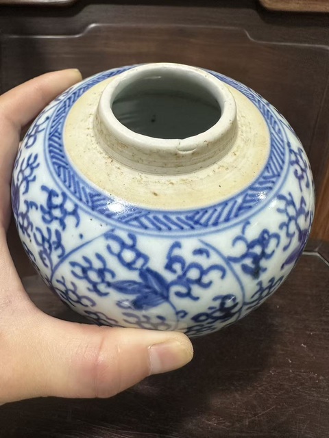 古玩陶瓷青花纏枝花卉紋罐真品鑒賞圖