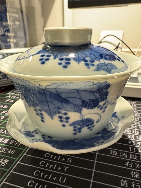 古玩陶瓷青花葡萄紋蓋碗真品鑒賞圖
