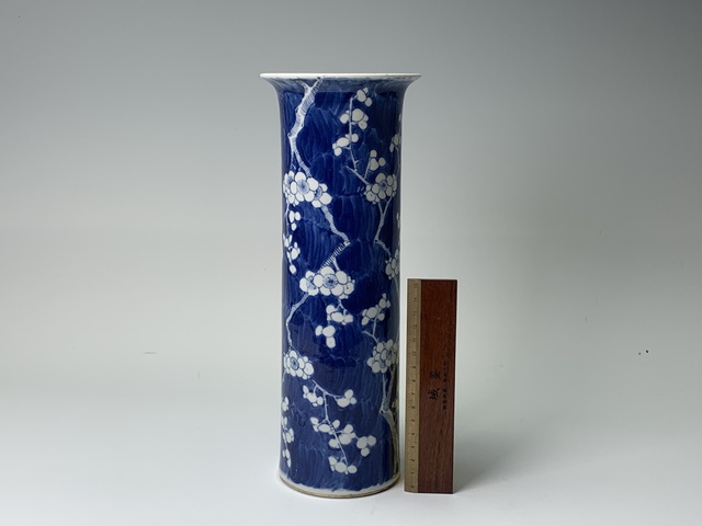 古玩陶瓷清晚期·青花留白冰梅紋筒瓶拍賣，當前價格190元