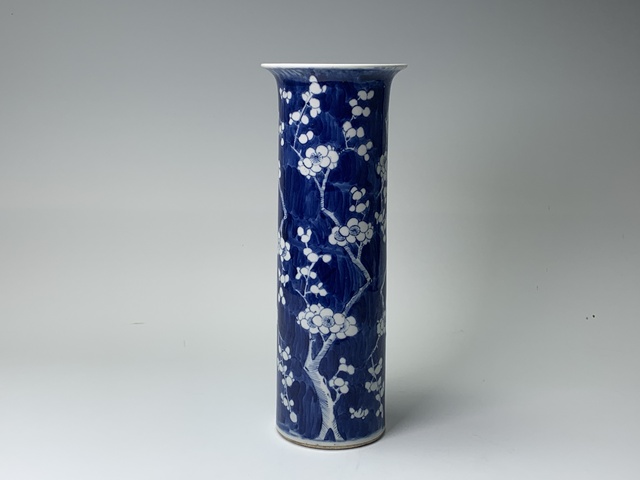 古玩陶瓷清晚期·青花留白冰梅紋筒瓶拍賣，當前價格190元
