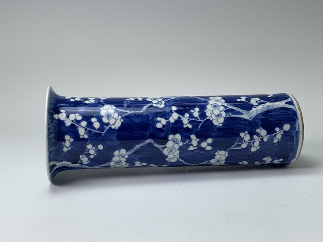 古玩陶瓷清晚期·青花留白冰梅紋筒瓶拍賣，當前價格190元