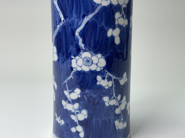 古玩陶瓷清晚期·青花留白冰梅紋筒瓶拍賣，當前價格190元