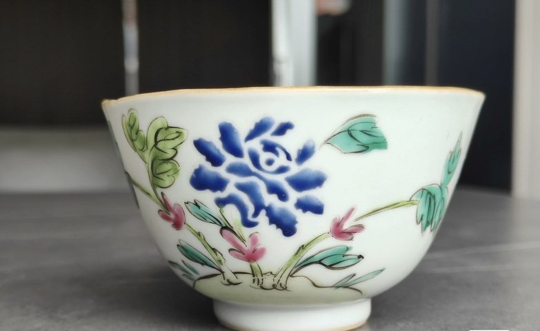 古玩陶瓷粉彩花卉紋花口碗真品鑒賞圖