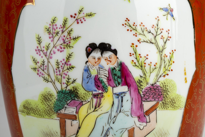古玩陶瓷民國(guó)至創(chuàng)匯·珊瑚紅地描金開窗粉彩仕女圖瓶拍賣,當(dāng)前價(jià)格850元