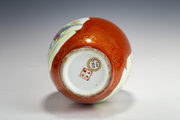 古玩陶瓷民國(guó)至創(chuàng)匯·珊瑚紅地描金開窗粉彩仕女圖瓶拍賣,當(dāng)前價(jià)格850元