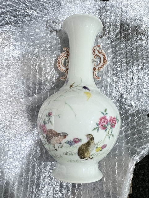 古玩陶瓷粉彩安居樂(lè)業(yè)圖撇口瓶真品鑒賞圖
