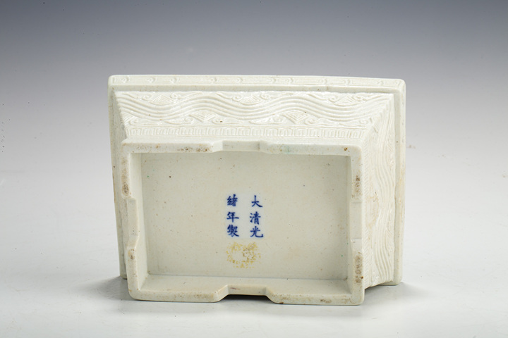 古玩陶瓷清光緒·白釉螭龍海水紋仿宋象物簋(官)拍賣,當前價格52000元