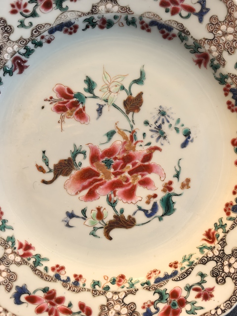 古玩陶瓷粉彩折枝花卉紋花口盤真品鑒賞圖