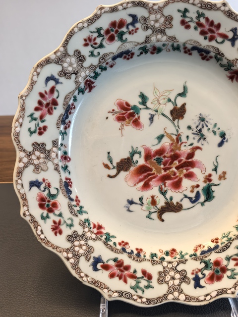 古玩陶瓷粉彩折枝花卉紋花口盤真品鑒賞圖