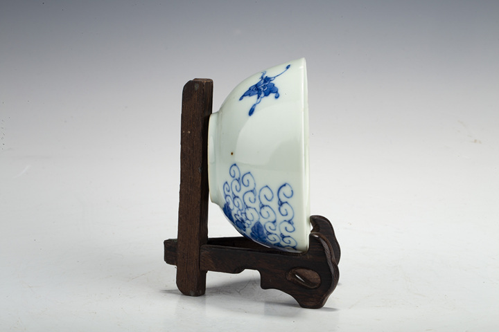 古玩陶瓷清晚·青花落花流水花蝶紋茶碗拍賣,當前價格0元