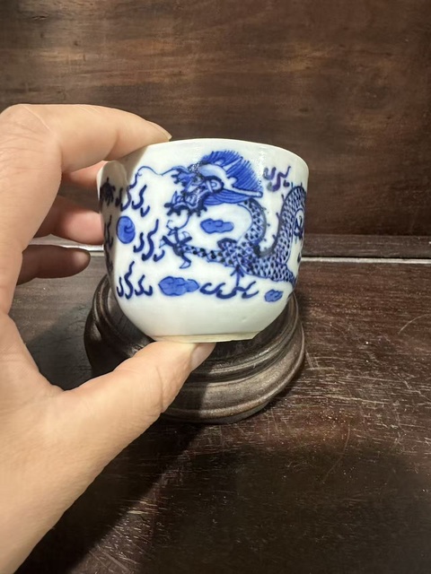 古玩陶瓷龍紋青花臥足杯真品鑒賞圖