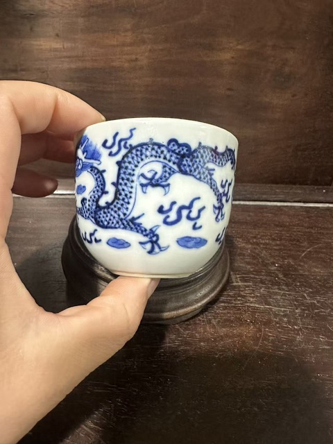 古玩陶瓷龍紋青花臥足杯真品鑒賞圖