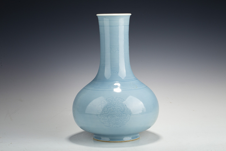 古玩陶瓷民國·天藍(lán)釉暗刻云蝠夔龍紋荸薺瓶真品鑒賞圖
