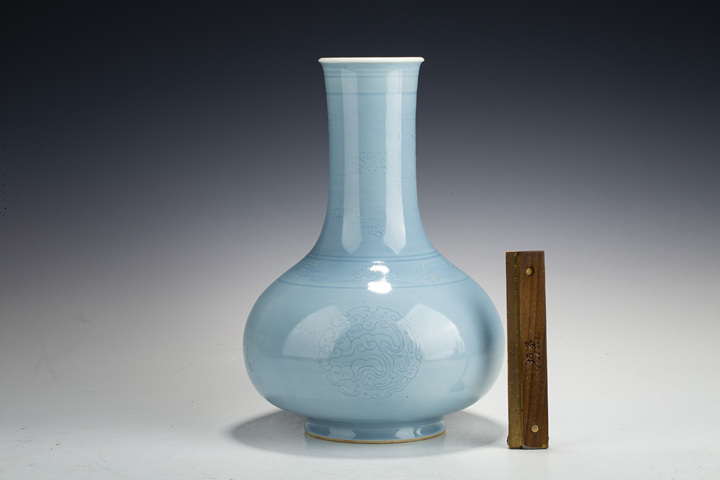 古玩陶瓷民國·天藍(lán)釉暗刻云蝠夔龍紋荸薺瓶真品鑒賞圖