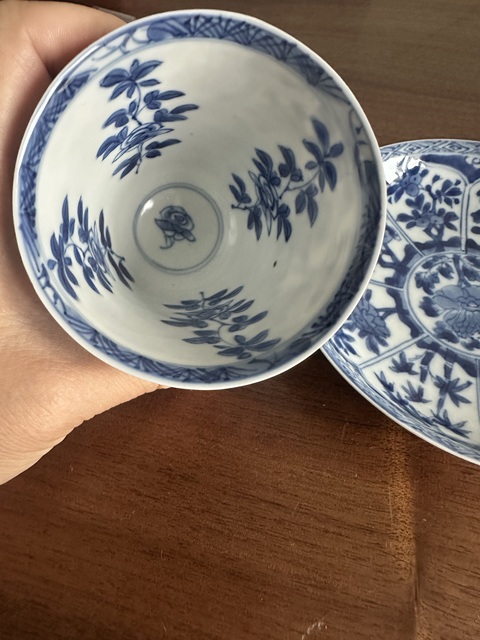古玩陶瓷康熙·青花開窗花卉紋杯碟一套 真品鑒賞圖