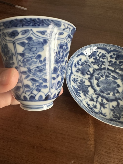 古玩陶瓷康熙·青花開窗花卉紋杯碟一套 真品鑒賞圖
