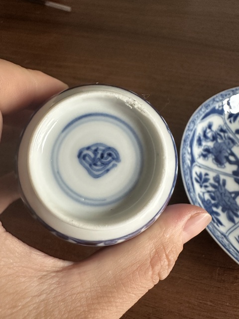 古玩陶瓷康熙·青花開窗花卉紋杯碟一套 真品鑒賞圖