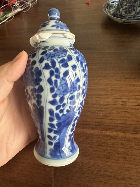 古玩陶瓷康熙·青花開窗洞石花卉紋蓋瓶 真品鑒賞圖