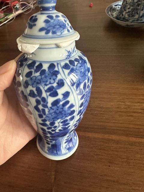 古玩陶瓷康熙·青花開窗洞石花卉紋蓋瓶 真品鑒賞圖