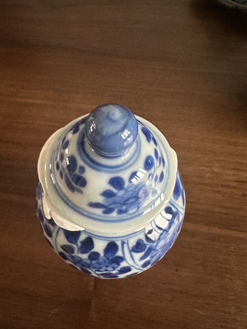 古玩陶瓷康熙·青花開窗洞石花卉紋蓋瓶 真品鑒賞圖