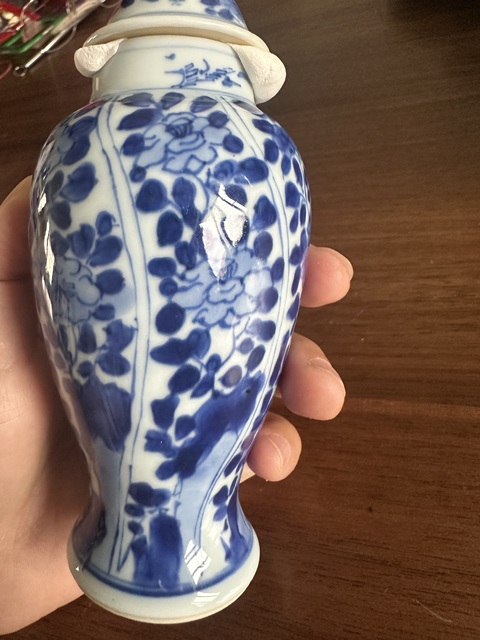 古玩陶瓷康熙·青花開窗洞石花卉紋蓋瓶 真品鑒賞圖