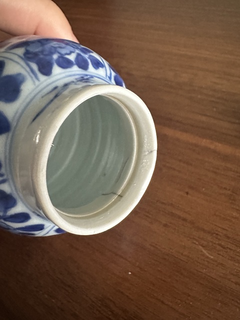 古玩陶瓷康熙·青花開窗洞石花卉紋蓋瓶 真品鑒賞圖