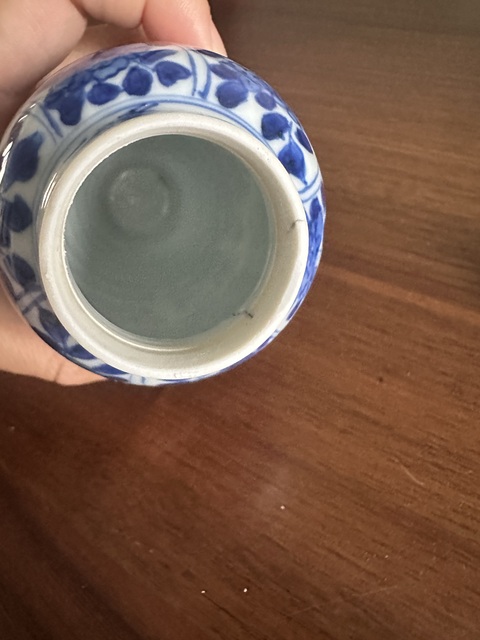 古玩陶瓷康熙·青花開窗洞石花卉紋蓋瓶 真品鑒賞圖
