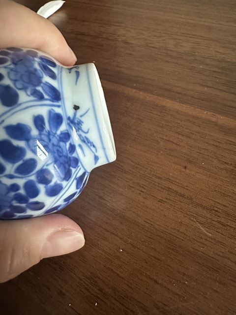 古玩陶瓷康熙·青花開窗洞石花卉紋蓋瓶 真品鑒賞圖