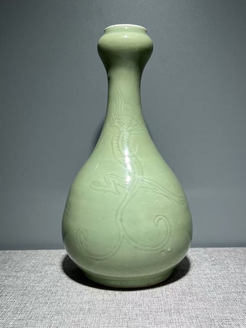 古玩陶瓷豆青釉暗刻龍紋蒜頭瓶真品鑒賞圖
