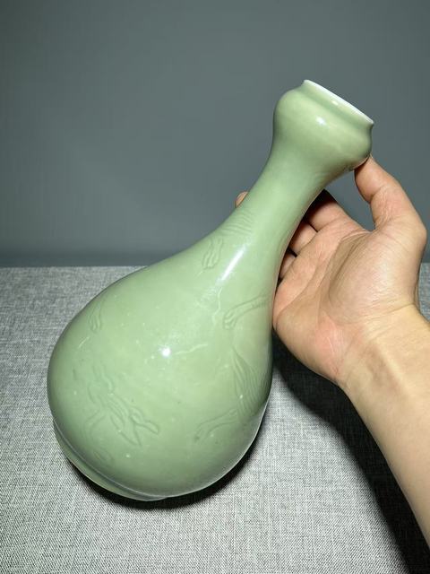 古玩陶瓷豆青釉暗刻龍紋蒜頭瓶真品鑒賞圖