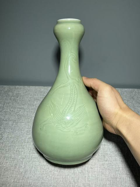 古玩陶瓷豆青釉暗刻龍紋蒜頭瓶真品鑒賞圖