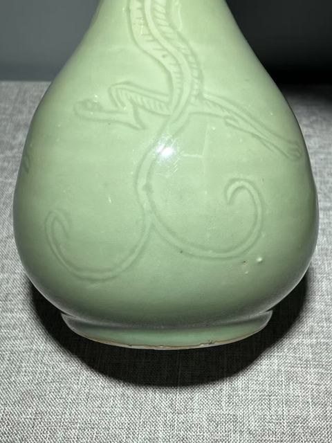 古玩陶瓷豆青釉暗刻龍紋蒜頭瓶真品鑒賞圖