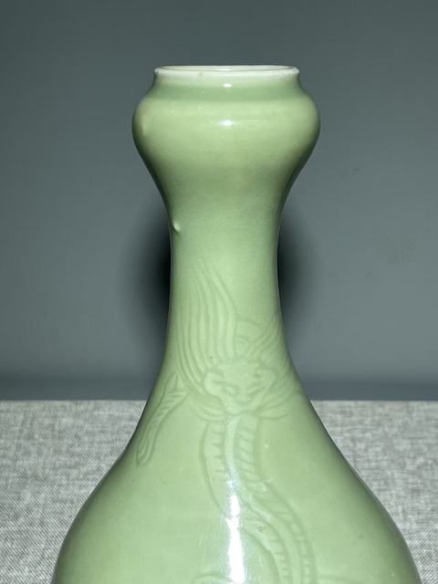 古玩陶瓷豆青釉暗刻龍紋蒜頭瓶真品鑒賞圖