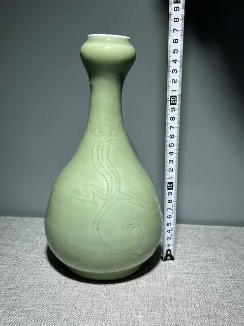 古玩陶瓷豆青釉暗刻龍紋蒜頭瓶真品鑒賞圖