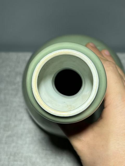 古玩陶瓷豆青釉暗刻龍紋蒜頭瓶真品鑒賞圖