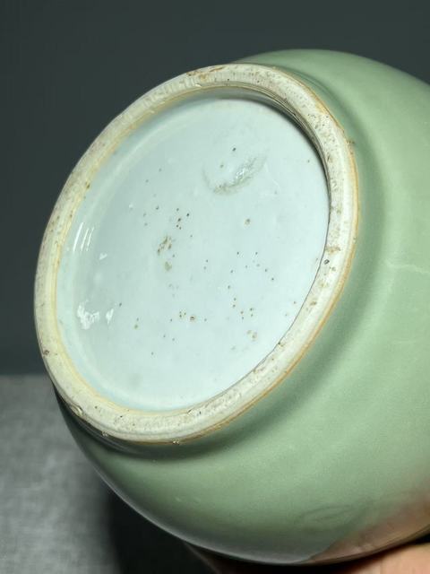 古玩陶瓷豆青釉暗刻龍紋蒜頭瓶真品鑒賞圖
