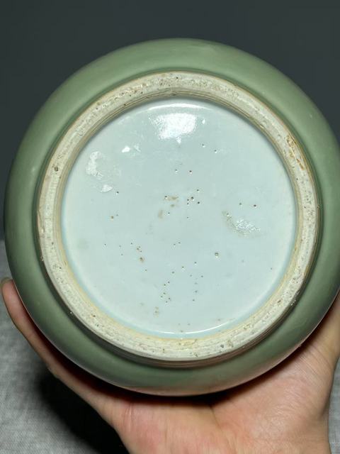 古玩陶瓷豆青釉暗刻龍紋蒜頭瓶真品鑒賞圖