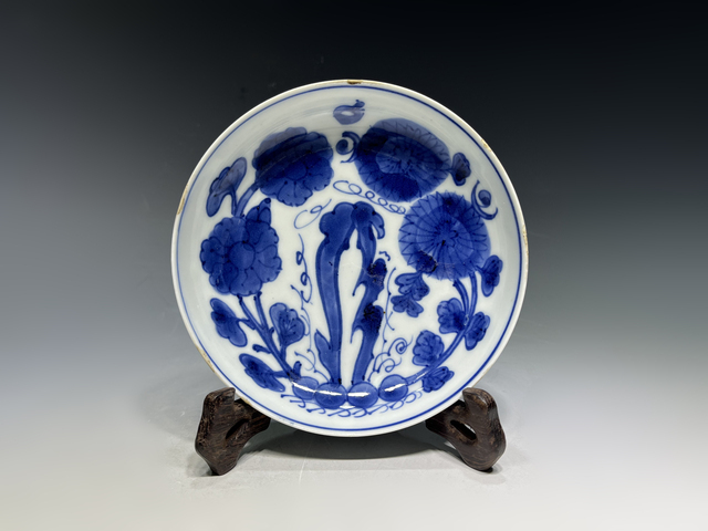 古玩陶瓷明晚期·青花洞石花卉紋盤真品鑒賞圖