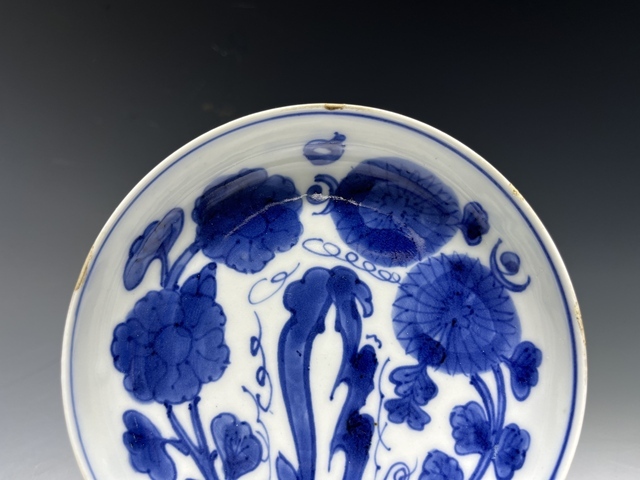 古玩陶瓷明晚期·青花洞石花卉紋盤真品鑒賞圖
