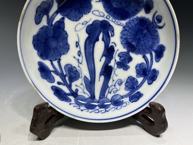 古玩陶瓷明晚期·青花洞石花卉紋盤真品鑒賞圖